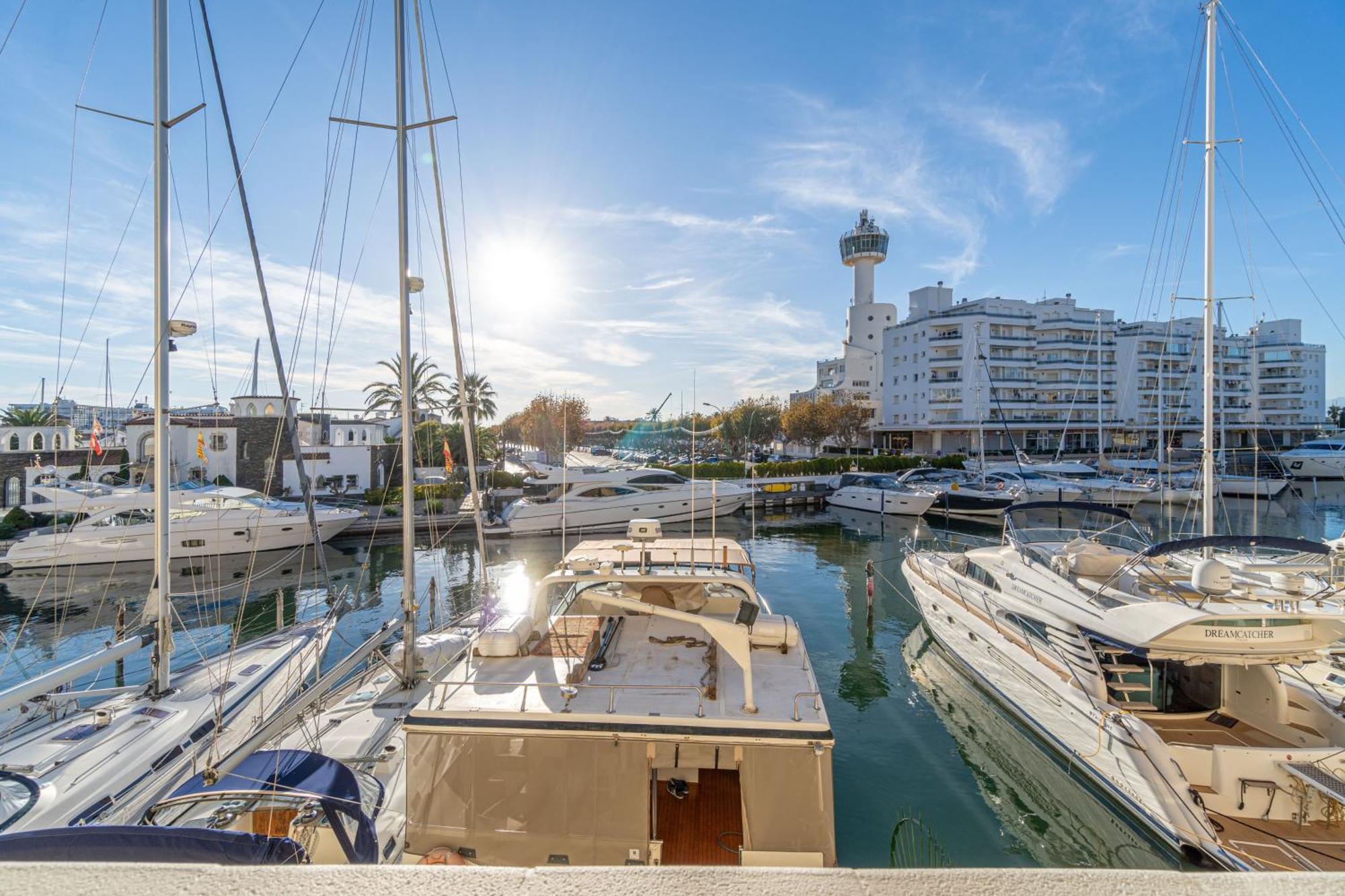 Moderno Apartamento Frente Al Canal Con Terrazas Apartment Емпуриабрава Екстериор снимка